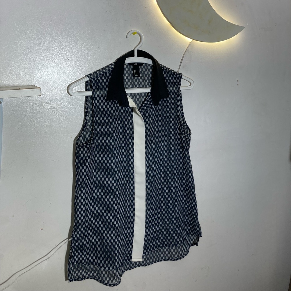 Sleeveless button, a pattern shirt with white trim, sheer material, size 4 H&M